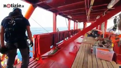 Ocean Viking, salvati in 48: bambini e donne salgono a bordo della Ong | Notizie.it