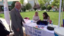 Uşak Üniversitesi Rektörü Savaş, topluluk stantlarını gezerek öğrencilere destek verdi
