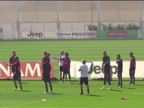 Groupe D - Higuain devient fou lors d'un toro à l'entraînement