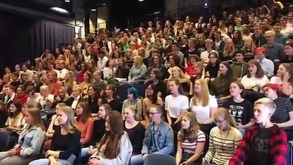 Un professeur de chant et sa classe chantent « Bohemian Rhapsody »
