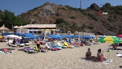 Eylül'ün ortasında güneşli havayı fırsat bilenler plajlara akın etti