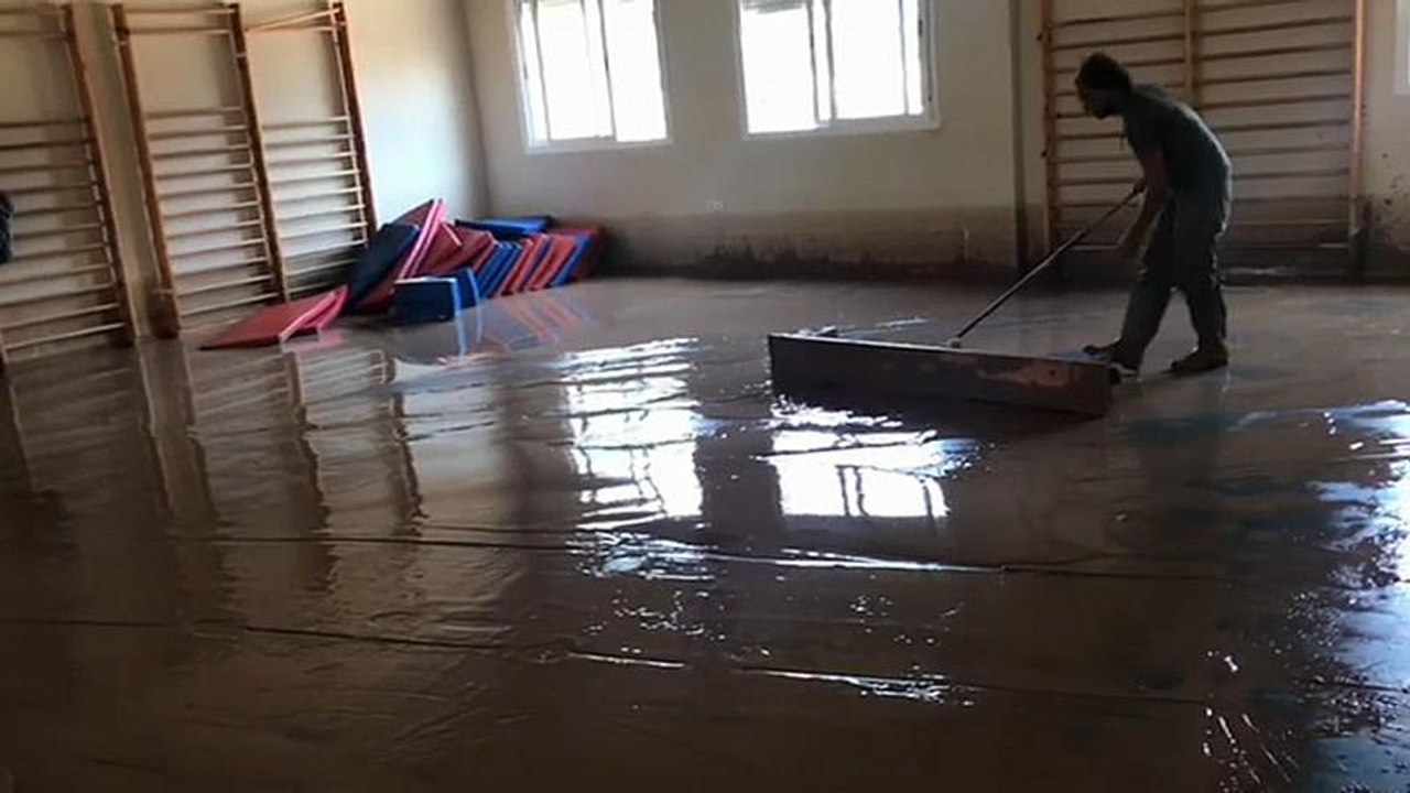 Un club de balonmano pone rostro a la solidaridad tras el paso de la gota fría por Murcia