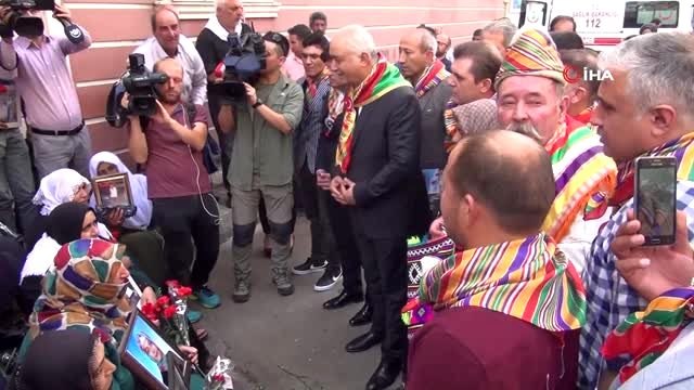 HDP il binası önünde oturma eylemi yapan ailelere destek ziyaretleri sürüyor