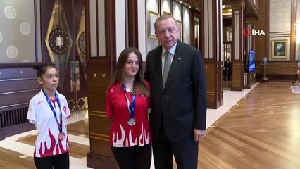 Cumhurbaşkanı Erdoğan, milli sporcular Sümeyye Boyacı ve Sevilay Öztürk'ü kabul etti