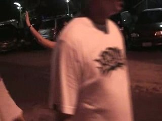 Raquel pulando na piscina