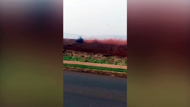 Moradora reclama de poeira provocada por trator, em Cascavel