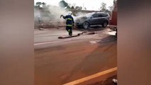 Vídeo mostra carro ainda em chamas na marginal da PRC-467