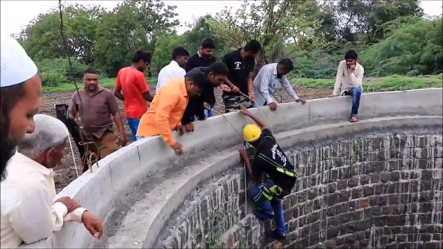 Des villageois viennent en aide à un cobra tombé dans un puis