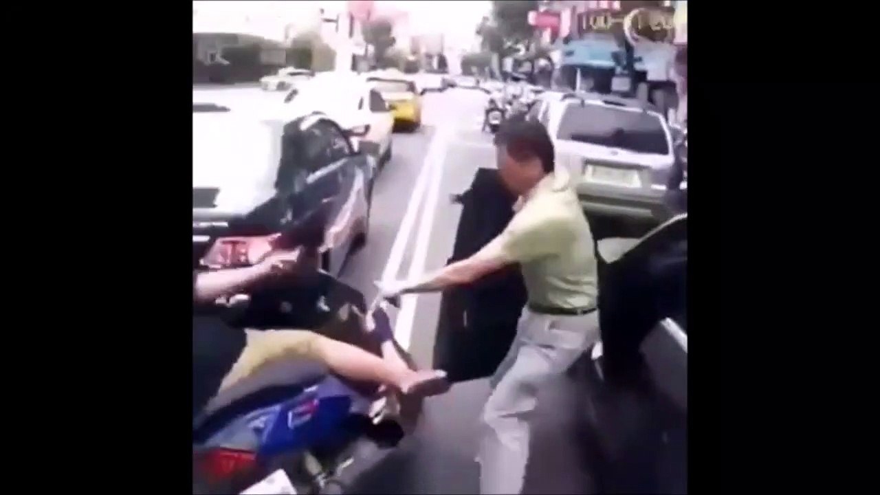 Il veut aider un homme en scooter qu'il a fait tomber mais ça tourne mal