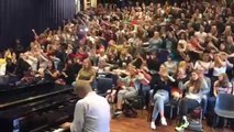 Un prof se met à chanter du Queen en classe et c'est impressionnant - bohemian rhapsody