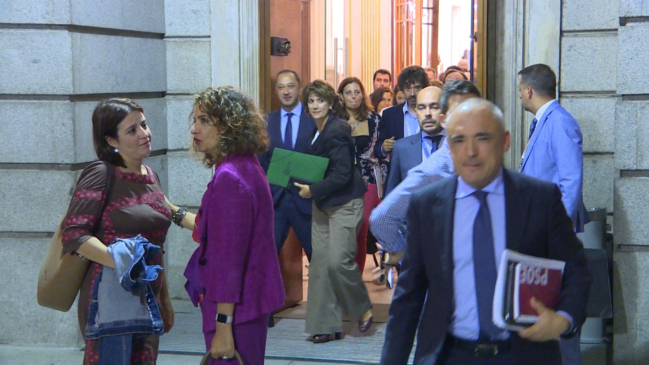 Los diputados salen del Congreso tras conocerse la repetición electoral