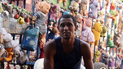 Catador de reciclaveis coleciona bonecos e enfeita carrinho