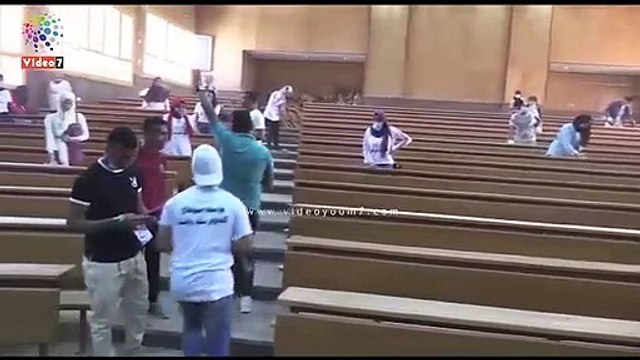 رئيس جامعة سوهاج يقوم بأعمال نظافة المدرجات إستعدادا للعام الدراسى الجديد