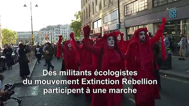 Le mouvement écologiste Extinction Rebellion marque la fin de la fashion week de Londres avec une marche funèbre