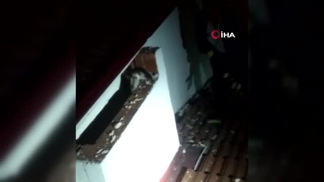 Havalandırma boşluğundaki kediyi duvarı kırarak kurtardılar
