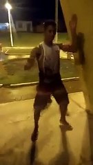 Homem borracha dançando