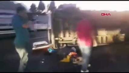 Son dakika! TEM'de servis minibüsü devrildi