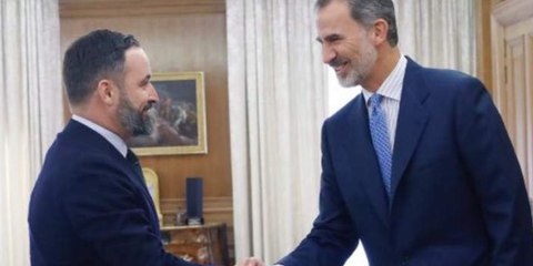 Los 'rojillos' se ponen muy nerviosos con la sonrisa del Rey a Santiago Abascal