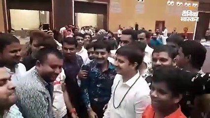 भाजपा विधायक आकाश विजयवर्गीय का वीडियो वायरल, नायक नहीं खलनायक हूं मैं गाने पर जमकर थिरके