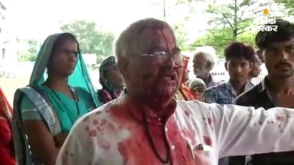 अफसर ने नहीं सुनी तो उसके सामने ही पीड़ित बुजुर्ग ने पत्थर से फोड़ लिया अपनी सिर