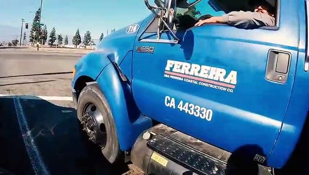 Ce motard check les conducteurs dans les embouteillages : joie de vivre !