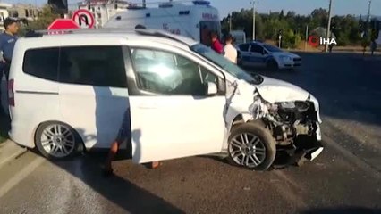 Işıkta duran öğrenci servisine arkadan çarptı