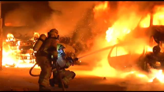 Un impresionante incendio devora varios coches de un desguace en Pontevedra