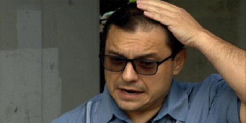 Las palomas se cobran venganza defecando a un político estadounidense mientras "las pone verdes" en un directo de televisión