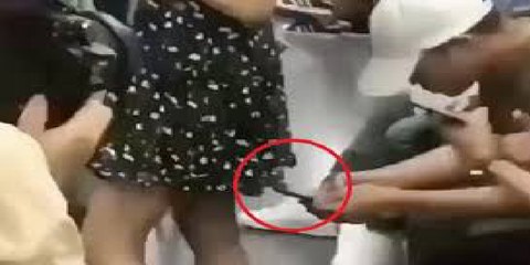 China: El pasajero del Metro, harto de pervertidos, reacciona contra el 'mirón' del móvil