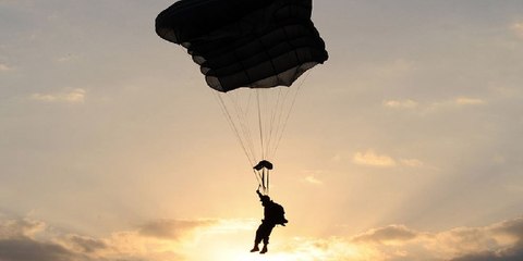 Dan el empujón del "valor"  a un soldado ruso que "se lo hacía encima" al tirarse en paracaídas desde un avión