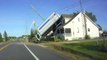 Un camion roule dans un fossé, décolle et atterrit sur le toit d'une maison