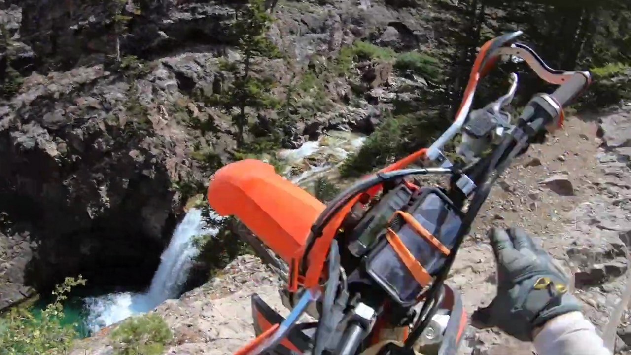 Un motard chute d'une falaise et tombe directement dans une rivière