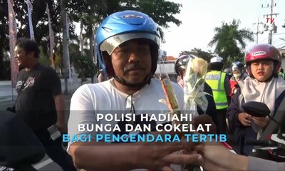 Polisi Hadiahi Bunga dan Cokelat bagi Pengendara yang Tertib