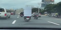 Un motorista filipino se salta las normas de tráfico 