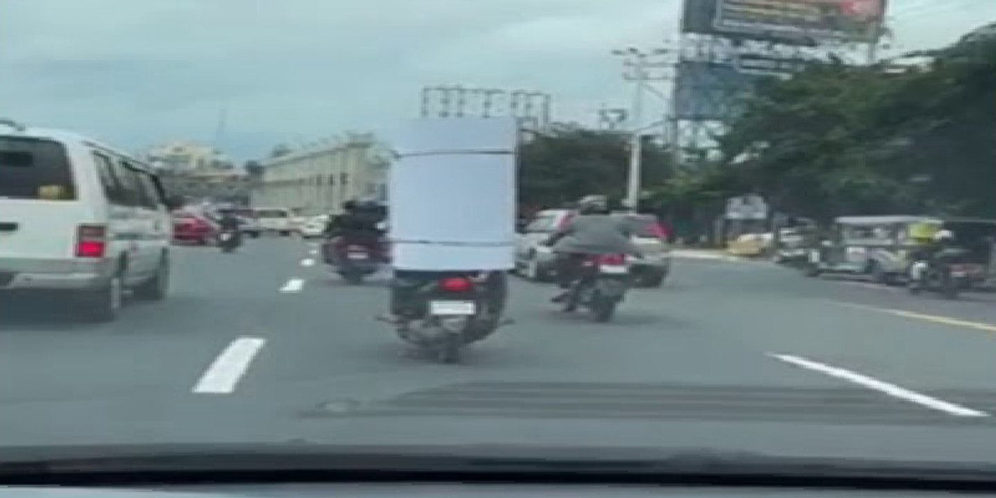 Un motorista filipino se salta las normas de tráfico "a la torera" cargando con un gigantesco paquete