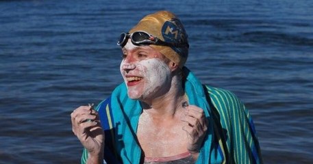 Après avoir survécu au cancer du sein, elle traverse la Manche à la nage quatre fois sans s'arrêter !