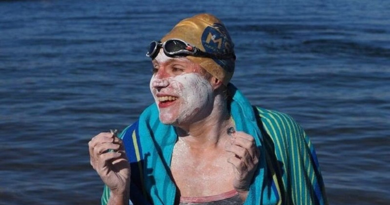 Après avoir survécu au cancer du sein, elle traverse la Manche à la nage quatre fois sans s'arrêter !
