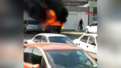 Yanan otomobil, itfaiyenin müdahalesi sırasında patladı