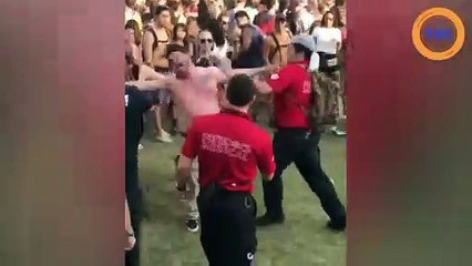 Cet homme complètement fou se fait plaquer sauvagement dans un festival !