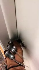 Faire peur à son coloc qui prend sa douche