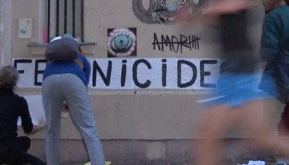 Aimer ≠ Tuer : reportage avec les colleuses d’affiches anti-féminicides