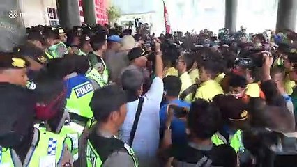 Students in Indonesia protest outside West Sumatra's governor's office over haze crisis