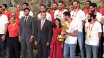 El 'no' de Letizia al rey Felipe en la celebración de la selección española de baloncesto en Zarzuela