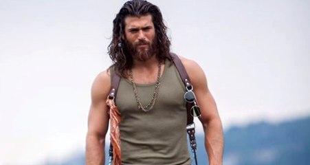 Can Yaman'ın hayranları fotoğraf çektirmek için kuyruğa girdiler