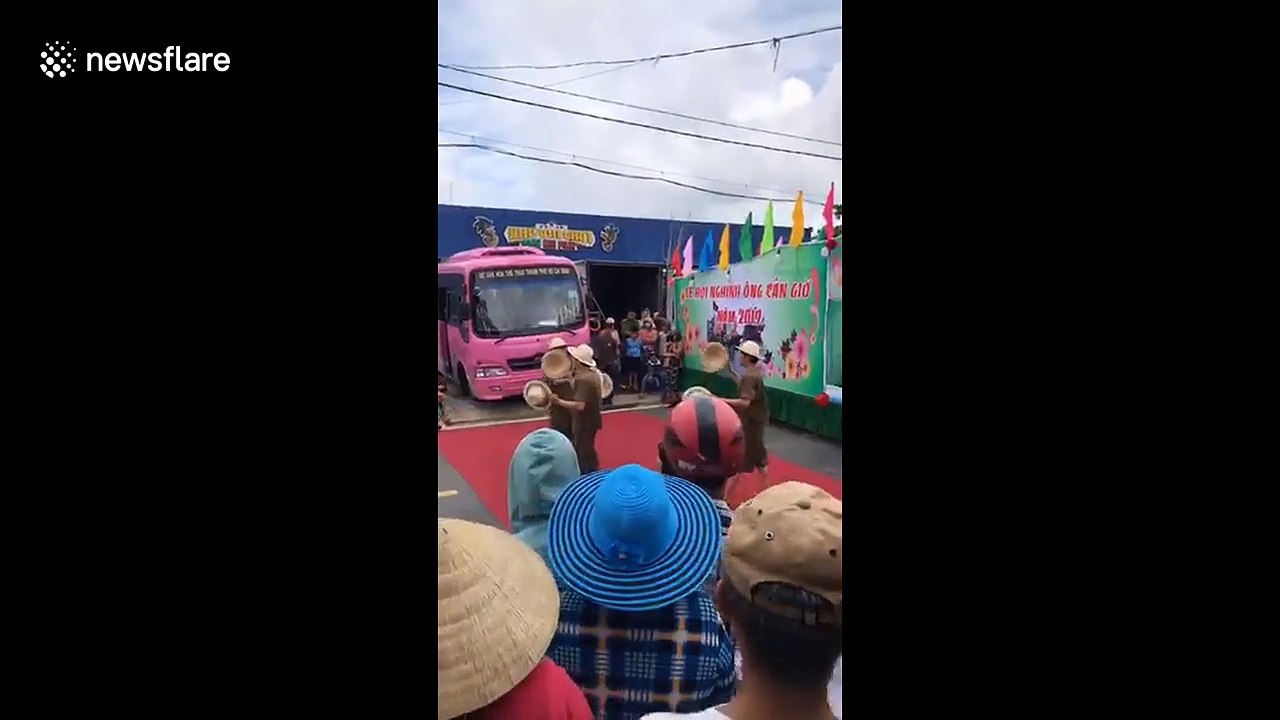Hat jugglers mesmerise audience in Ho Chi Minh City, Vietnam