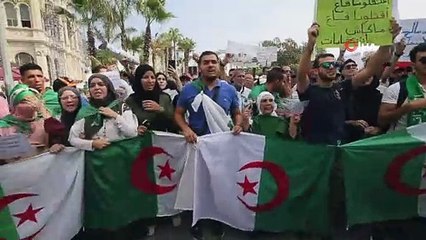 - Cezayirli öğrencilerden Cumhurbaşkanlığı seçimi protestosu