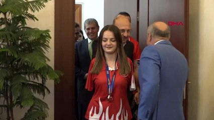 Konya dünya ikincisi sümeyye, eskişehir'de türk bayraklarıyla karşılandı