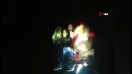 Deniz açıklarında botları su alan 16 mülteci son anda kurtarıldı