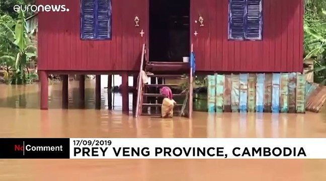 Камбоджийцы покидают дома на лодках