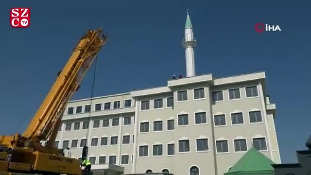 Okulun çatısındaki minare kaldırıldı